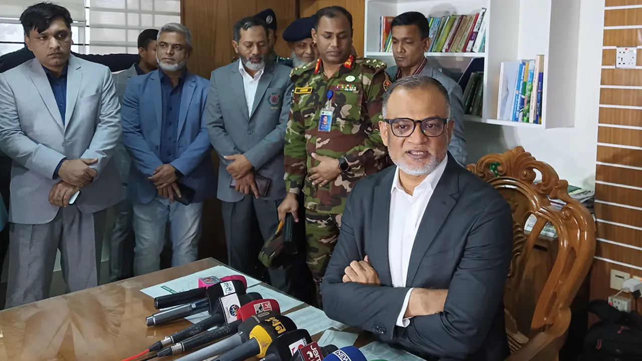 টিসিবির কার্ড নিয়ে রাজনৈতিক দুর্বৃত্তায়ন হয়েছে : বাণিজ্য উপদেষ্টা