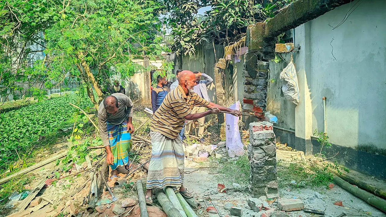 রংপুরে শ্যামাসুন্দরী খাল দখলমুক্ত করতে উচ্ছেদ অভিযান