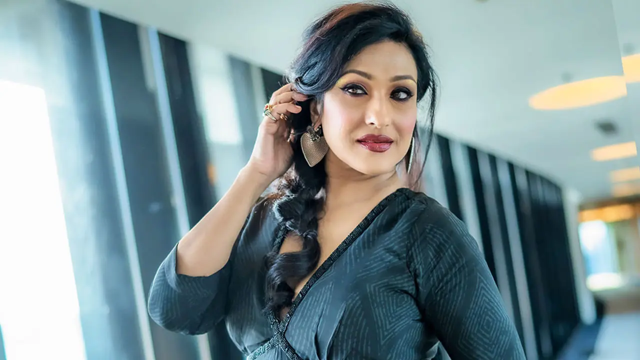বাংলাদেশের ছবিতে কাজ করা প্রসঙ্গে ক্ষুব্ধ ঋতুপর্ণা