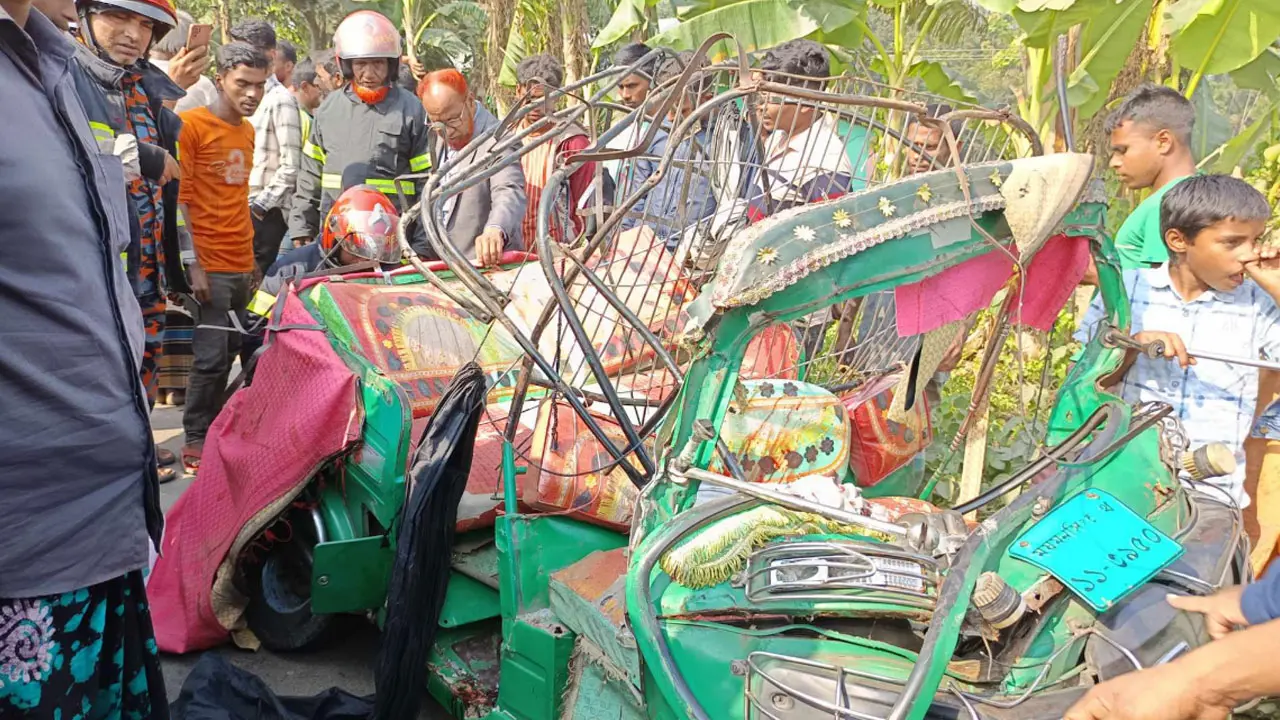 শেরপুরে বাস-সিএনজি অটোরিকশা সংঘর্ষে ৬ জন নিহত