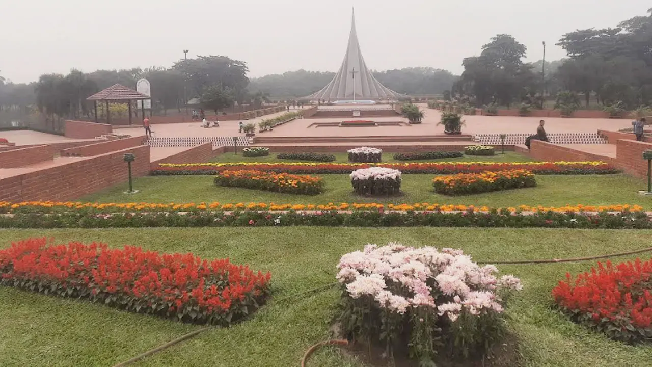 জাতির শ্রেষ্ঠ সন্তানদের স্মরণে লাল-সবুজে সেজেছে জাতীয় স্মৃতিসৌধ