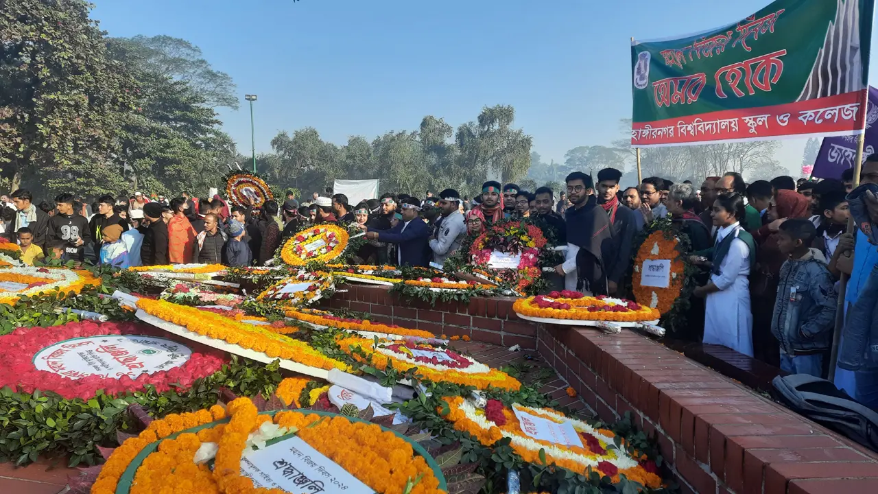 জাতীয় স্মৃতিসৌধে ফুলেল শ্রদ্ধায় বীর শহীদদের স্মরণ
