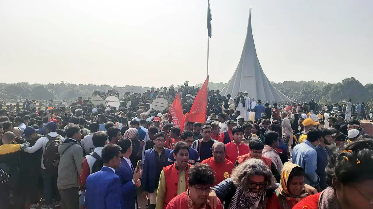 জাতীয় স্মৃতিসৌধে সর্বস্তরের জনতার ঢল
