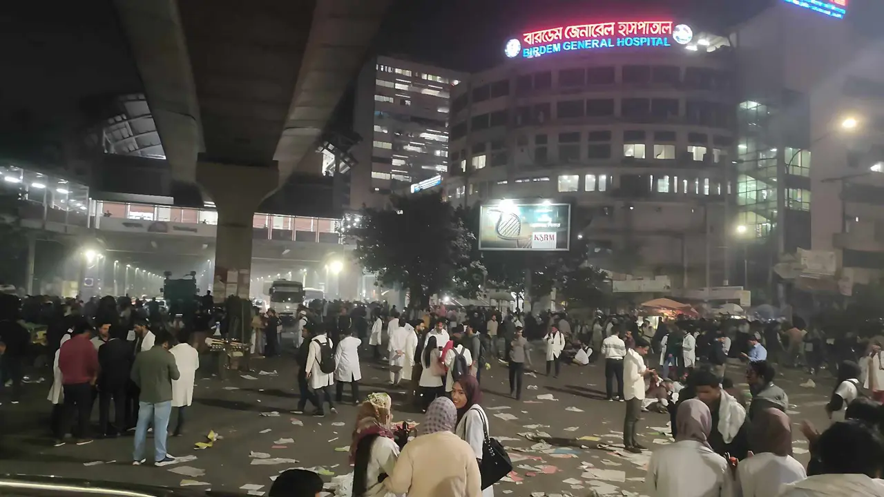 ১১ ঘণ্টা অবরোধের পর শাহবাগ ছাড়লেন চিকিৎসকরা