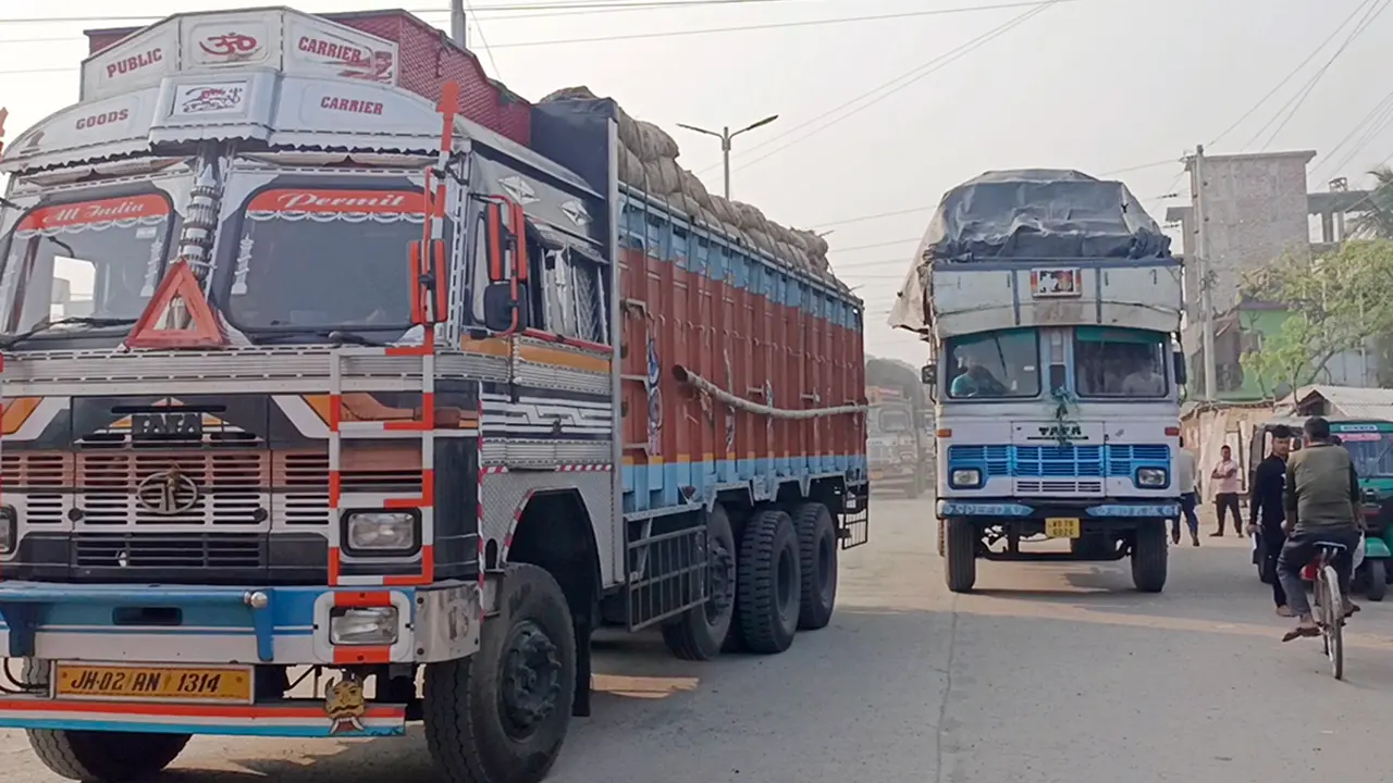 সাড়ে ৫ ঘণ্টা পর ভোমরা স্থলবন্দরে আমদানি-রপ্তানি স্বাভাবিক