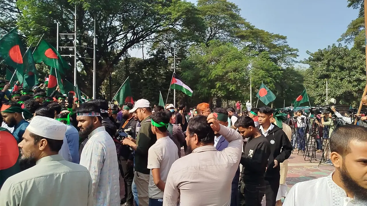 বিজয় র্যালিতে অংশ নিতে শহীদ মিনারে জড়ো হচ্ছেন শিক্ষার্থীরা