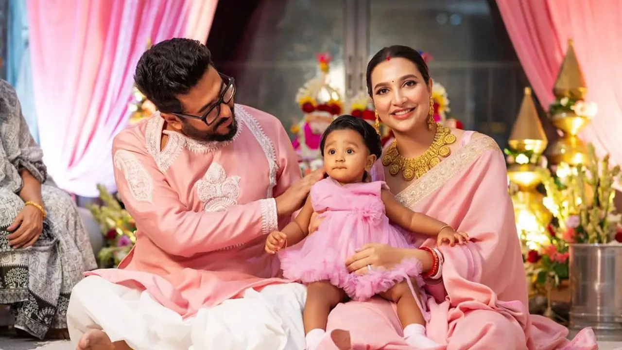 ইসকনের সাধুরা করলেন যজ্ঞ, কেক কেটে জন্মদিন উদযাপন শুভশ্রীকন্যার