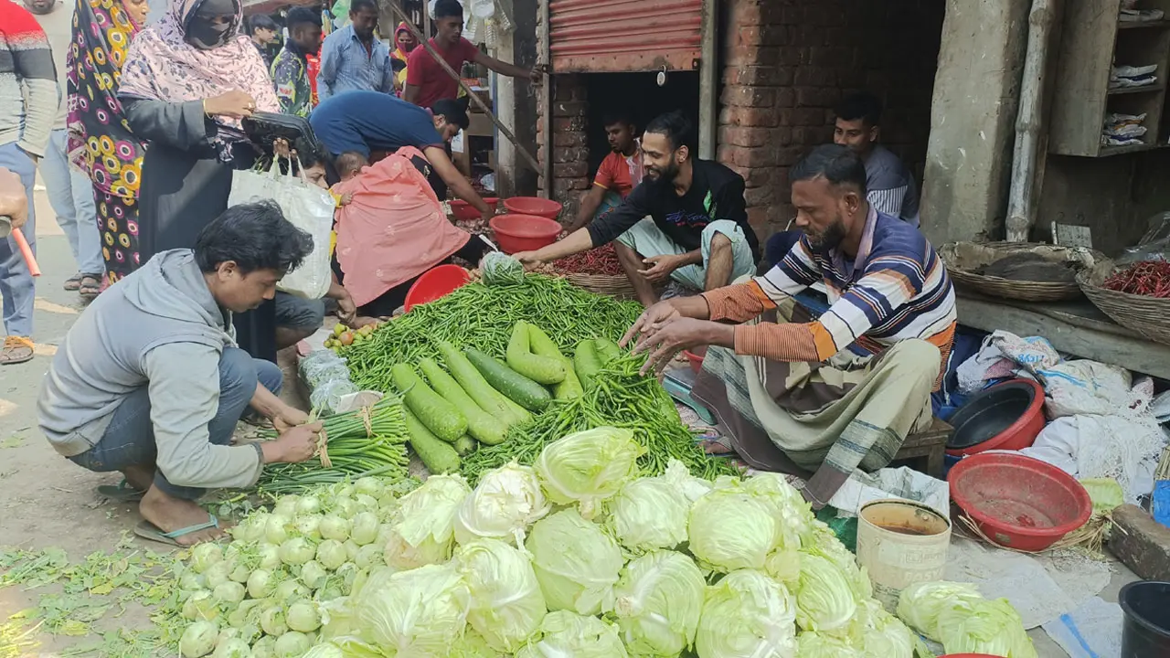 ১০ টাকায় ডেকে ডেকে বিক্রি হচ্ছে সবজি