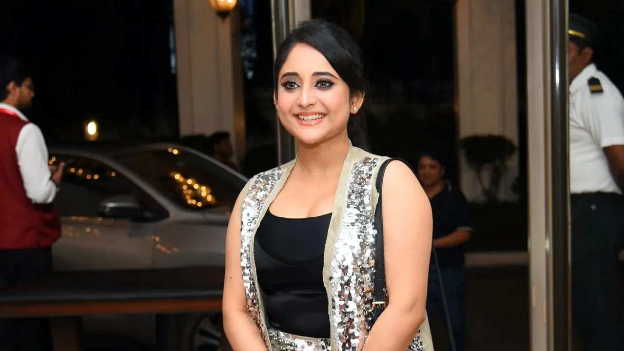 ‘কাকুর বয়সী লোক কোমরে হাত দেয়, বাধ্য হয়েই এই সিদ্ধান্ত নিয়েছি’