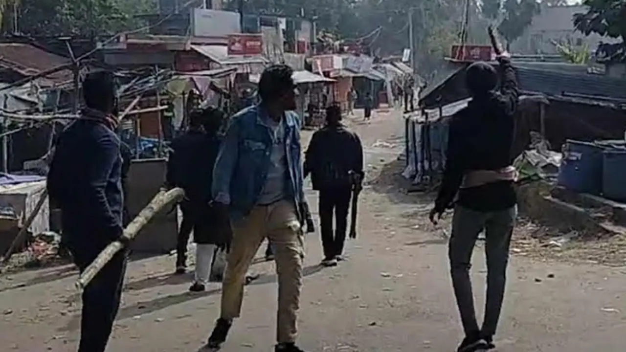 শিক্ষার্থীদের মার্চ ফর ইউনিটির গাড়িবহরে হামলা, সংঘর্ষে রণক্ষেত্র