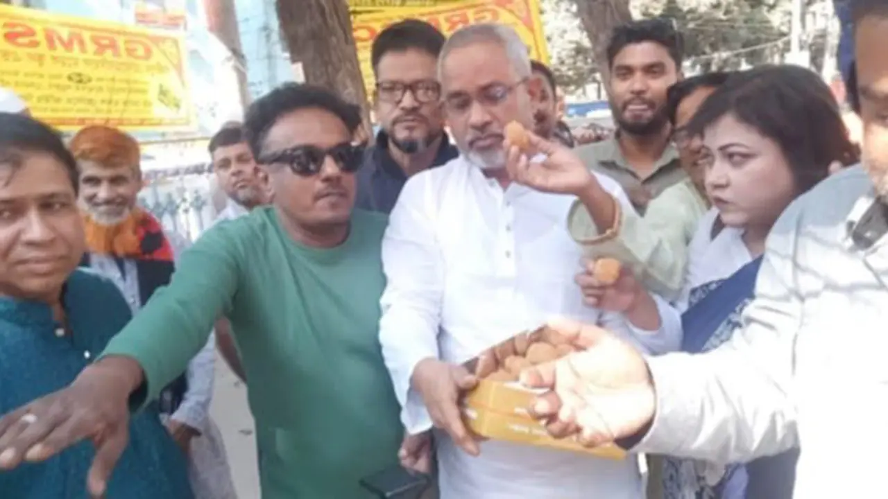 আব্দুস সালাম পিন্টুর খালাসের খবরে টাঙ্গাইলে মিষ্টি বিতরণ