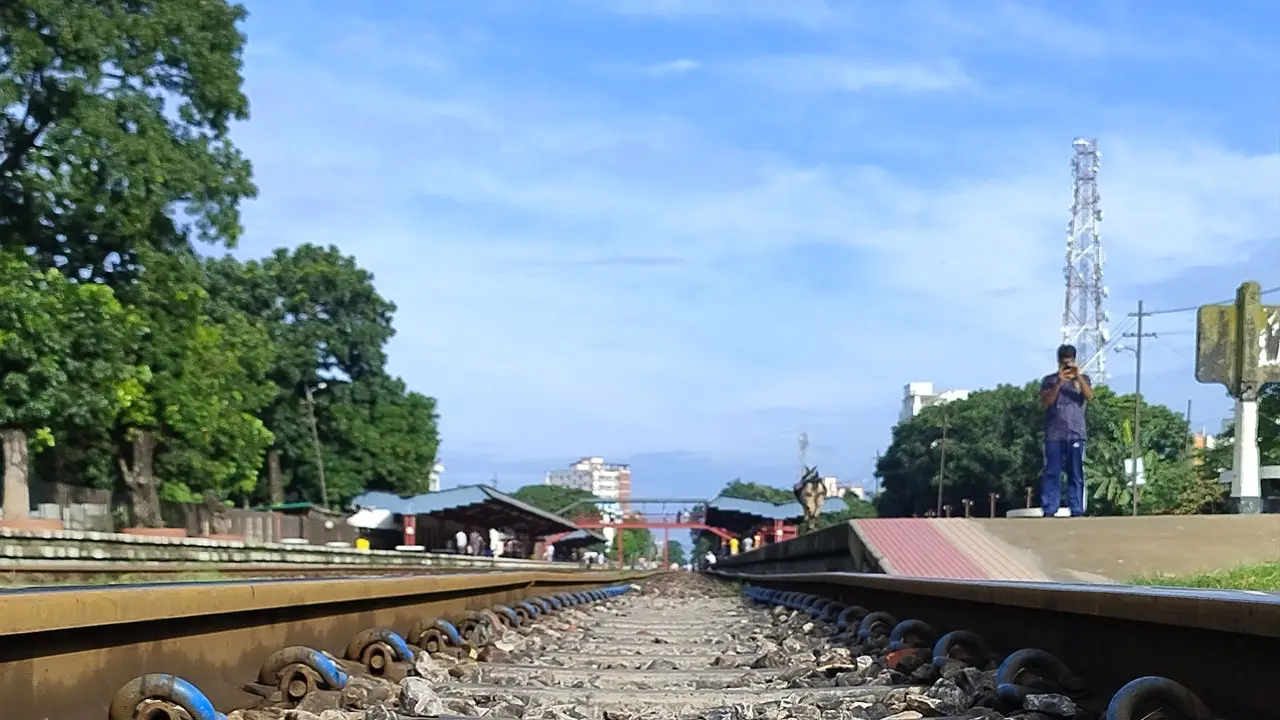 মগবাজারে ট্রেনের ধাক্কায় যুবক নিহত