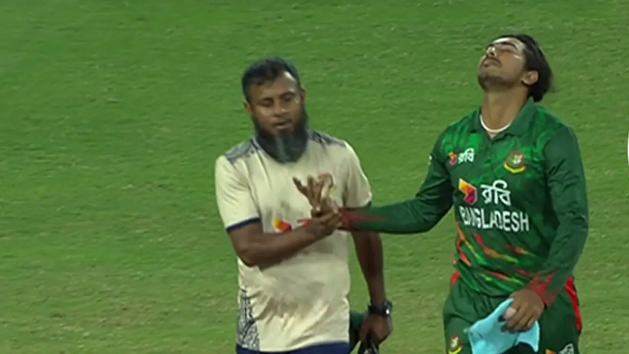 বিশেষজ্ঞ ডাক্তার দেখাবেন সৌম্য, খেলতে পারবেন বিপিএলে?