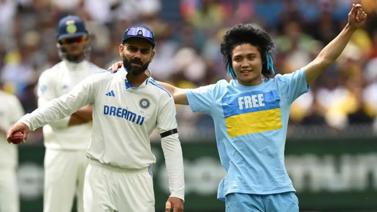 মেলবোর্নে মাঠে ঢুকে কোহলিকে জড়িয়ে ধরলেন ভক্ত
