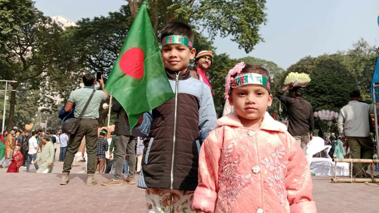 হাতে-মুখে শোভা পাচ্ছে জাতীয় পতাকা, বিজয়ের সাজে রাজধানী