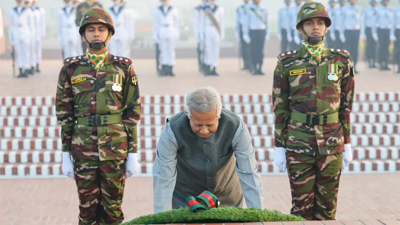 জাতীয় স্মৃতিসৌধে প্রধান উপদেষ্টার শ্রদ্ধা