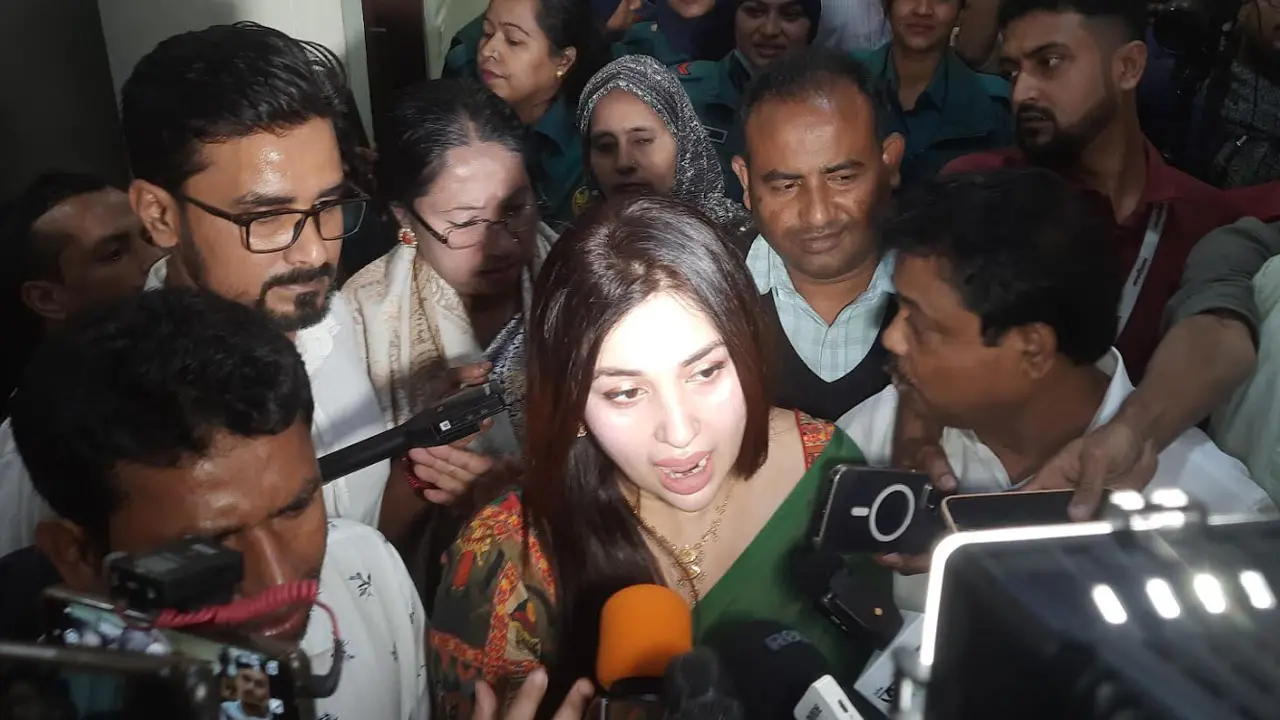 আ.লীগের মনোনয়ন ফরম নিলেন চিত্রনায়িকা অপু বিশ্বাস