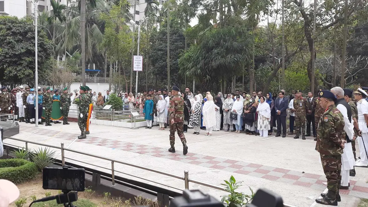 পিলখানা হত্যাকাণ্ডে শহীদদের প্রতি শ্রদ্ধা নিবেদন