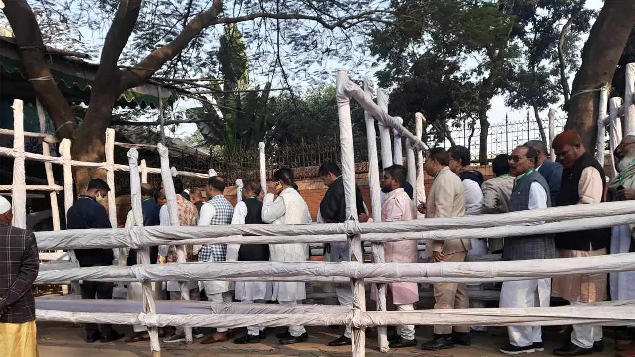 আ.লীগের বিশেষ বর্ধিত সভা : গণভবনে প্রবেশ করছেন নেতারা