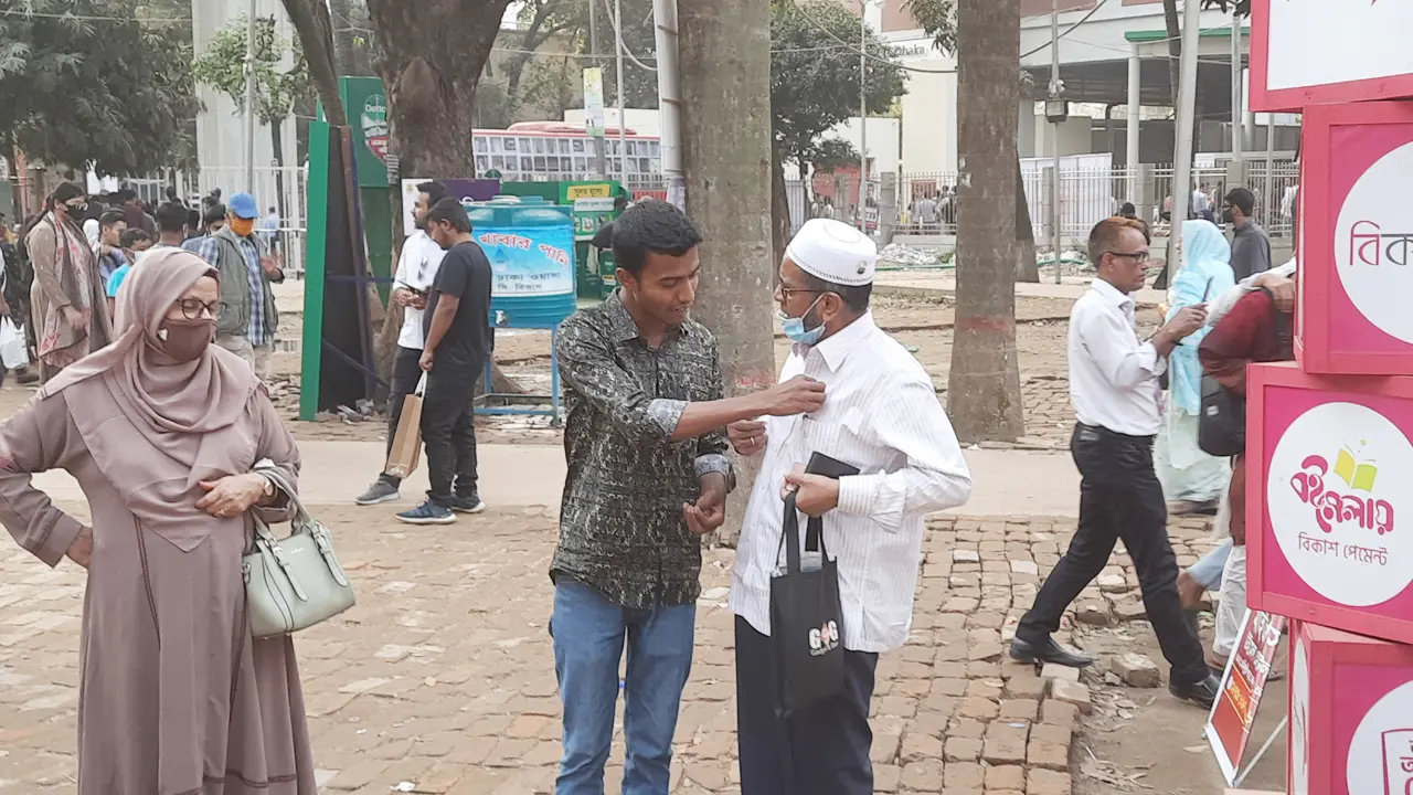 ব্যাজ লাগিয়ে জোর করে নেওয়া হচ্ছে টাকা, বিব্রত পাঠক-দর্শনার্থী