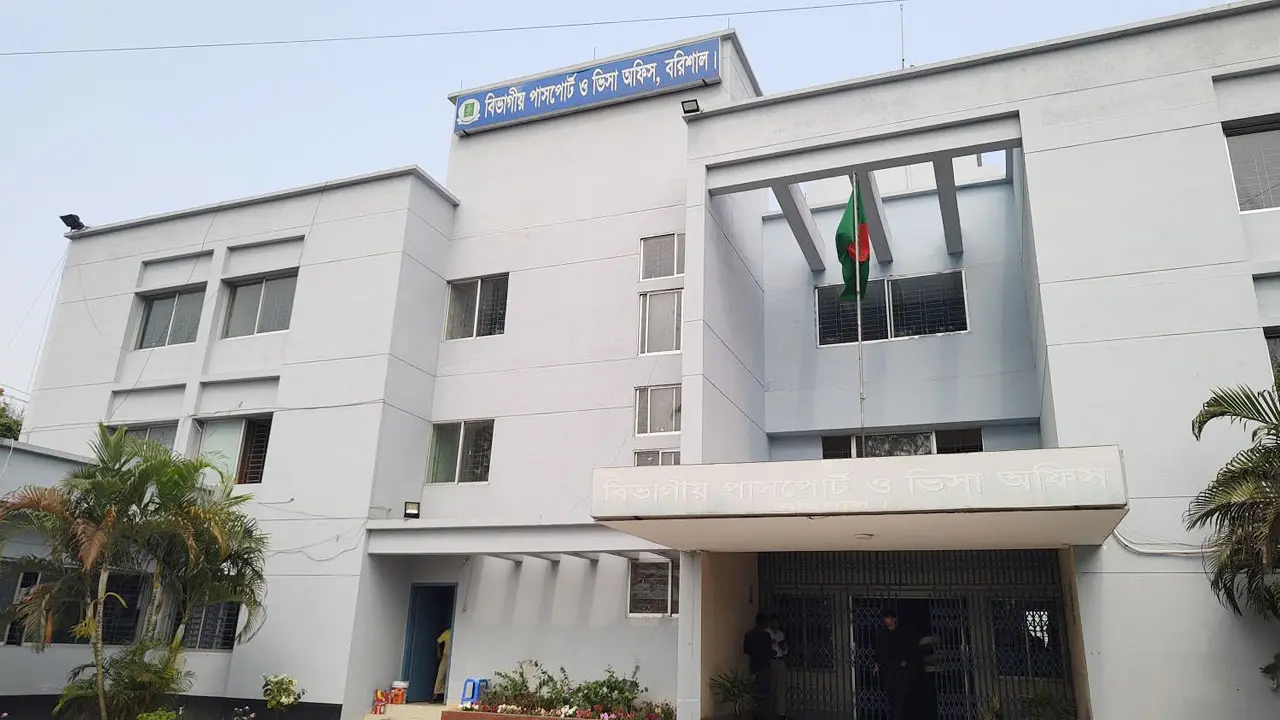 ‘সিস্টেমে’ গেলে লাইনে দাঁড়াতে হয় না বরিশাল পাসপোর্ট অফিসে