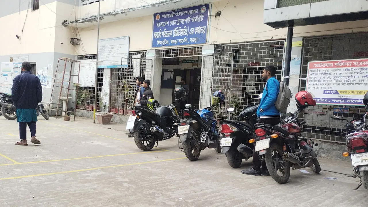 বগুড়ায় বিআরটিএ অফিসের ভেতরে বসেই কাজ করেন দালাল