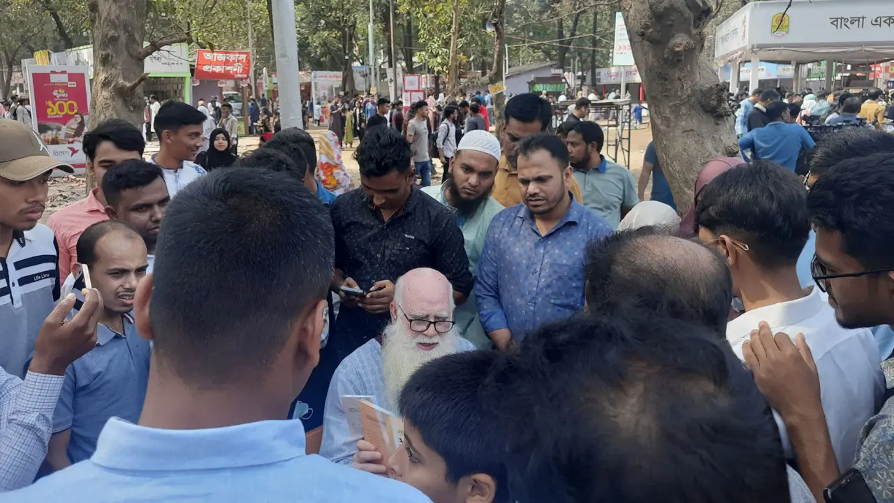 ছুটির দিনে জমজমাট বইমেলা, ক্রেতার চেয়ে দর্শনার্থী বেশি