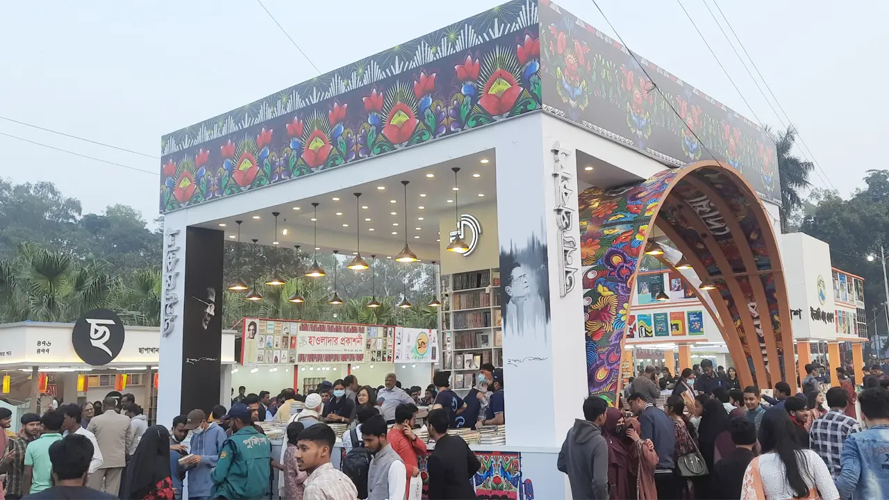 সন্ধ্যা নামতেই বইমেলায় মানুষের ঢল