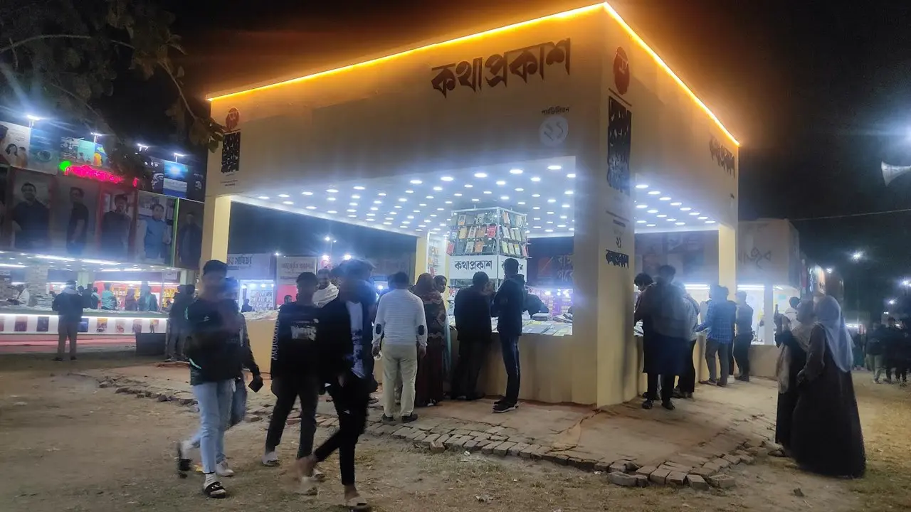 বইমেলায় ভিড় বাড়লেও বাড়েনি বিক্রি