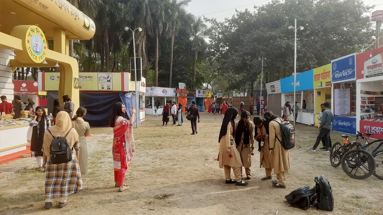 বইমেলায় দর্শনার্থী বেশি, ক্রেতা কম