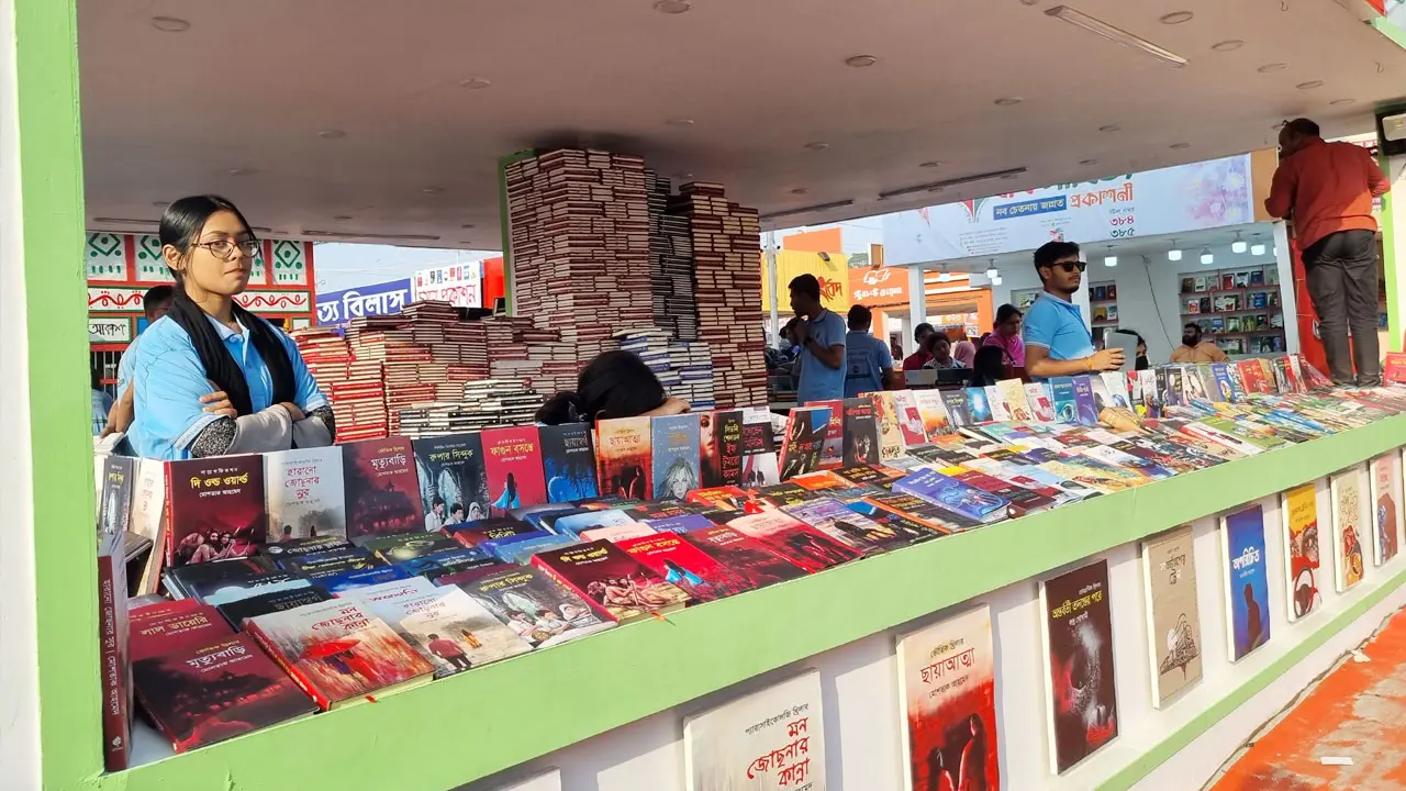 বইমেলায় খণ্ডকালীন চাকরি, আয় ও অভিজ্ঞতা দুটোই মিলছে