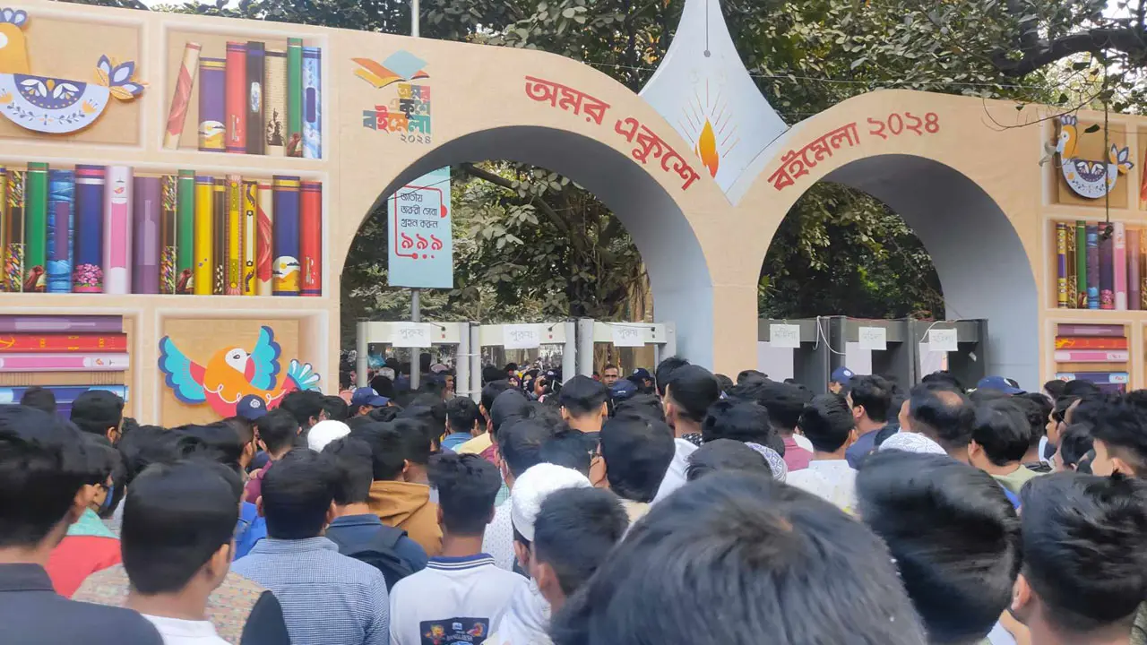 ছুটির দিনে বইমেলায় ‘তিল ধারণের ঠাঁই নেই'