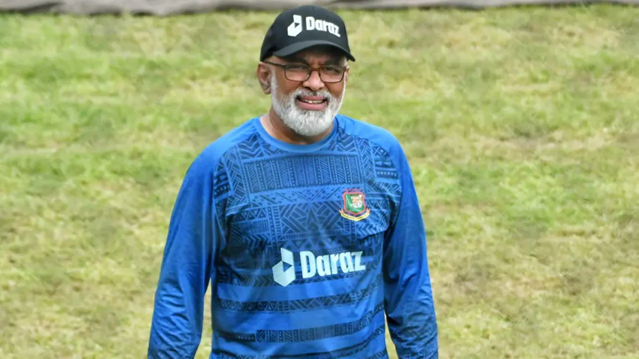 বিপিএল দেখতে বসে টিভি বন্ধ করে দেন হাথুরুসিংহে