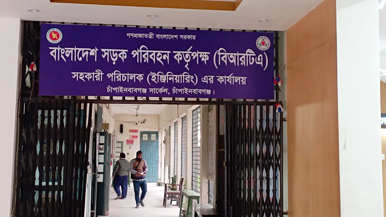 চুক্তিতে ড্রাইভিং লাইসেন্স করে দেন শ্রমিক ইউনিয়নের প্রতিনিধি