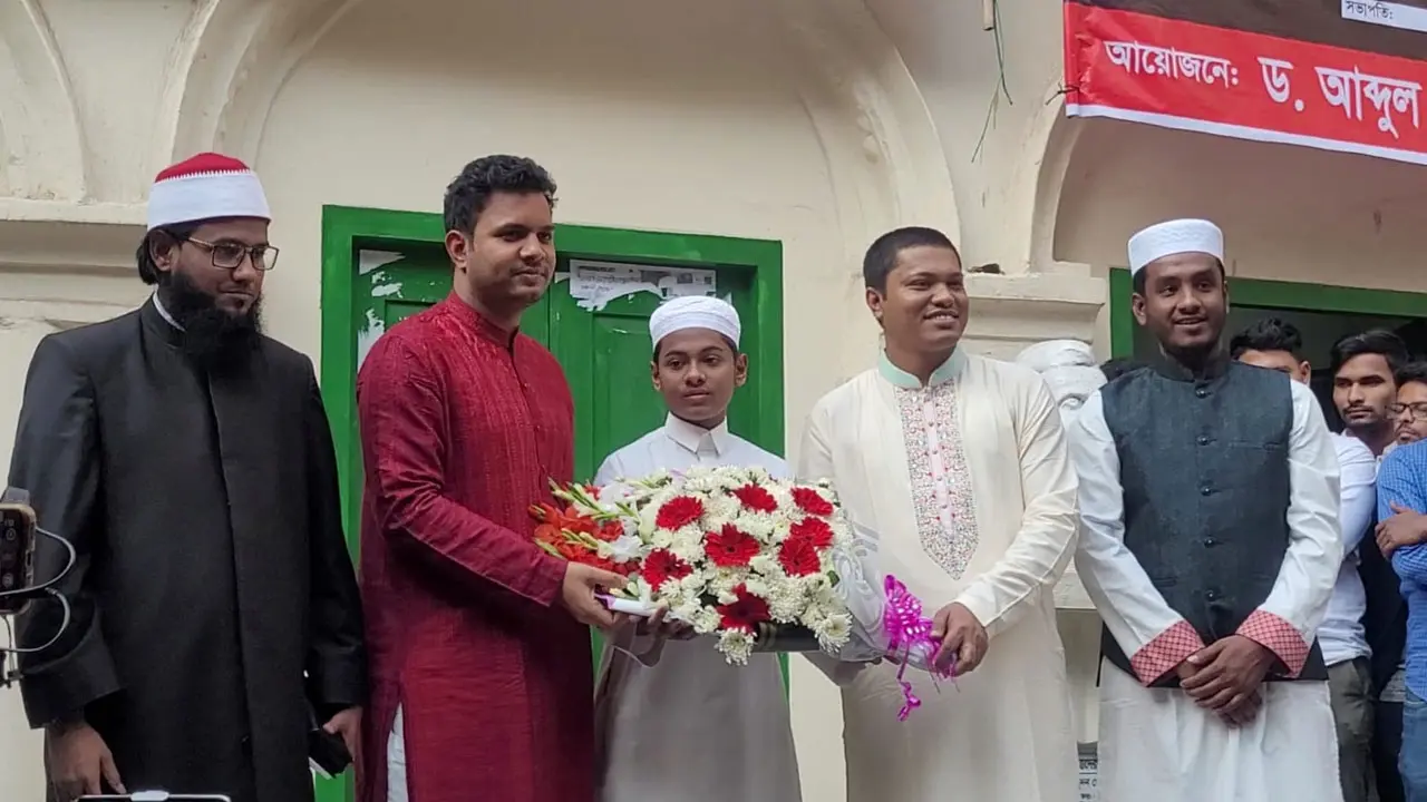 বিশ্বজয়ী হাফেজ বশিরকে সংবর্ধনা দিলো ছাত্রলীগ