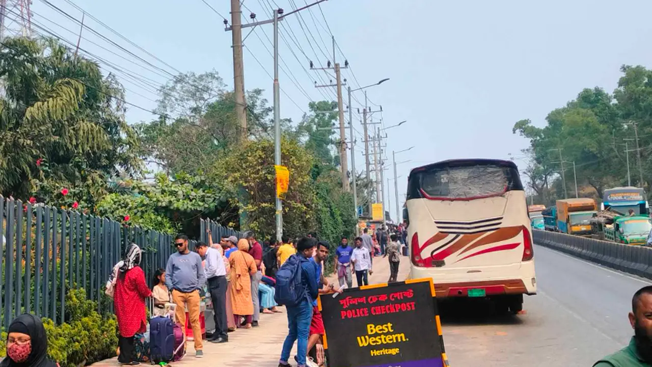 কক্সবাজারে ঠাঁই নেই হোটেলে, লাগেজ নিয়ে ঘুরছেন পর্যটকরা