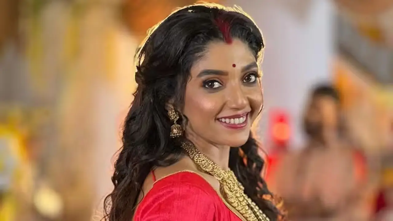 পূজা আর ভালোবাসা দিবসে শাড়ি পরে দেবলীনার ওয়েট-ট্রেনিং!