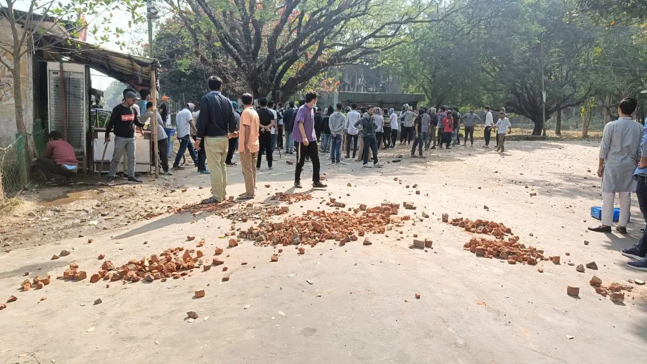 চবিতে সংঘর্ষ, দায়ীদের বিরুদ্ধে ব্যবস্থা নিতে বললেন শিক্ষামন্ত্রী