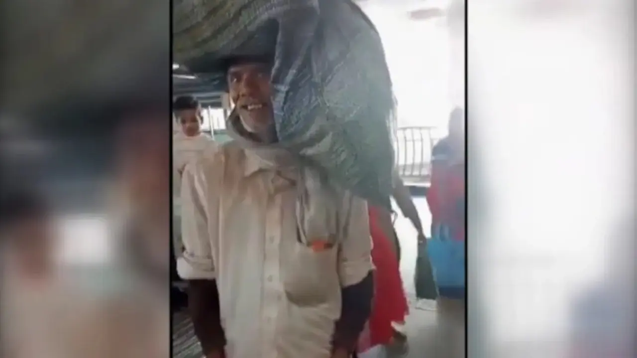 ভিডিও: অপরিচ্ছন্ন পোশাক, কৃষককে মেট্রোতে উঠতে বাধা