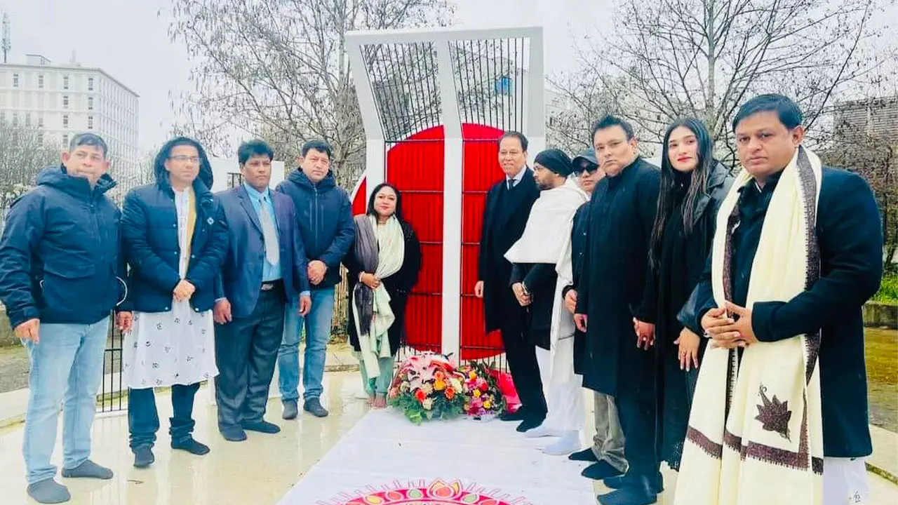 প্যারিসে প্রথম স্থায়ী শহীদ মিনারে ভাষা শহীদদের শ্রদ্ধা