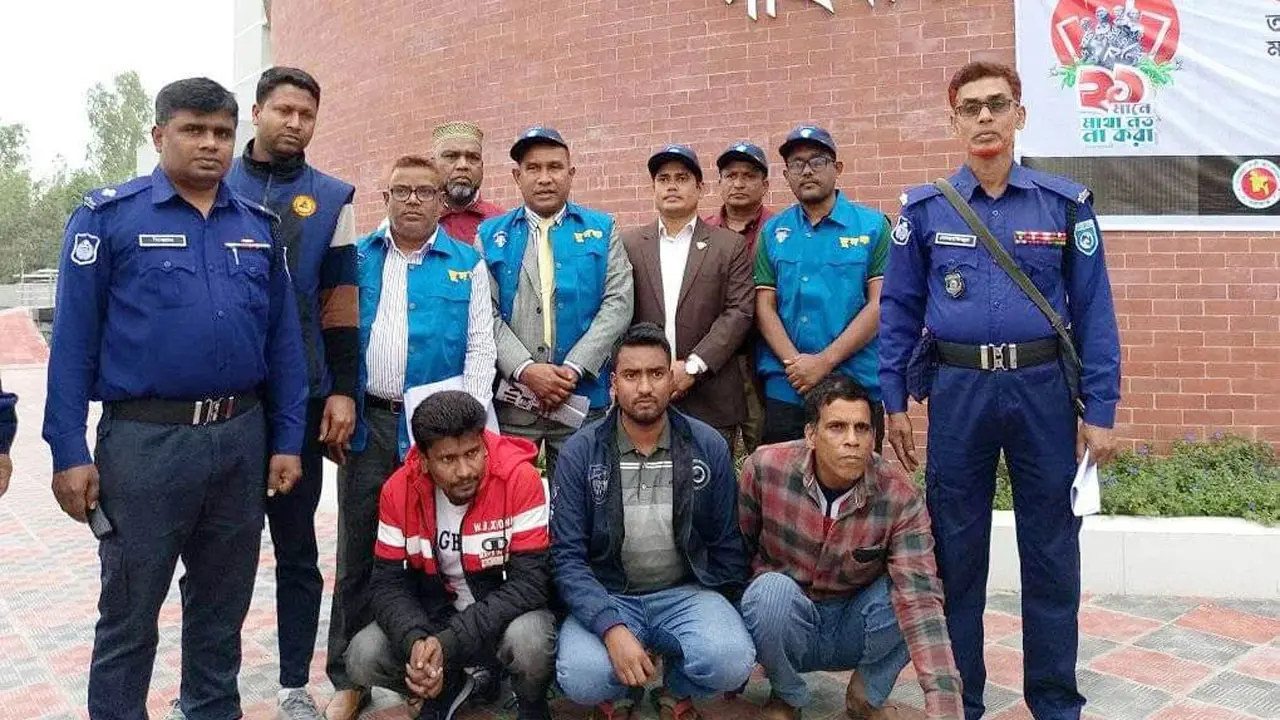 গাইবান্ধা পাসপোর্ট অফিসে দুদকের অভিযান, আটক ৩