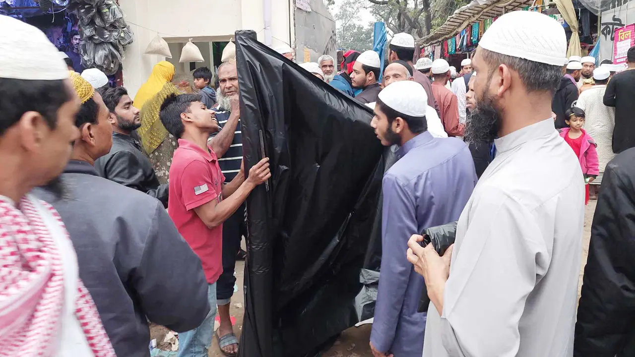 ইজতেমায় বেড়েছে কাগজের মলাট, প্লাস্টিকের বস্তা বিক্রি