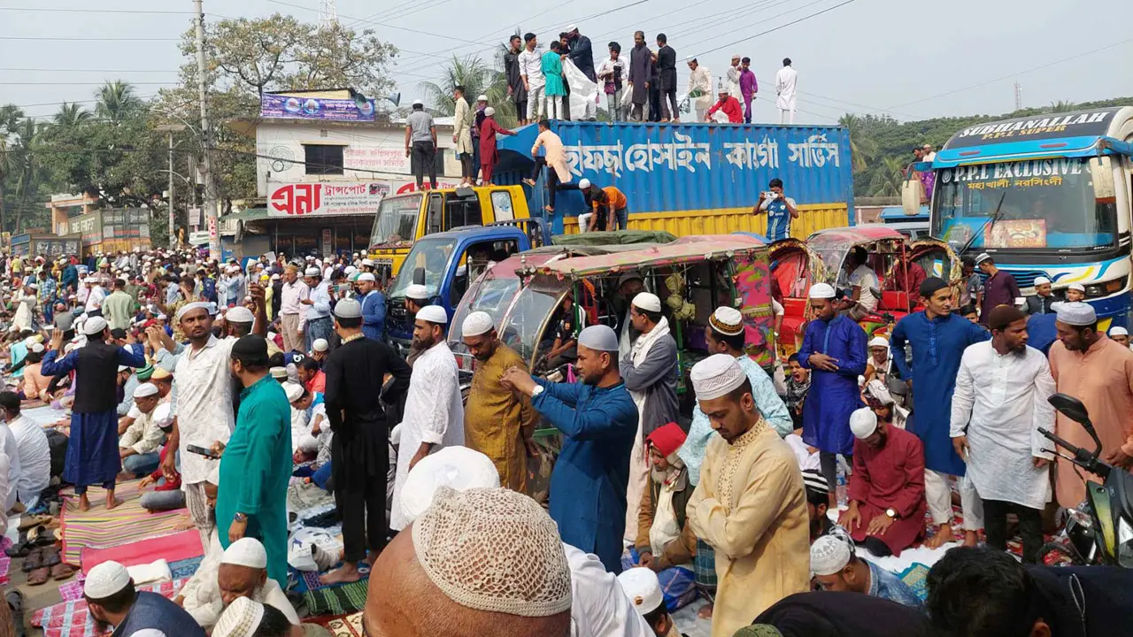 ইজতেমা মাঠ ছাড়িয়ে সড়ক-ফুটপাতে বসেছেন মুসল্লিরা