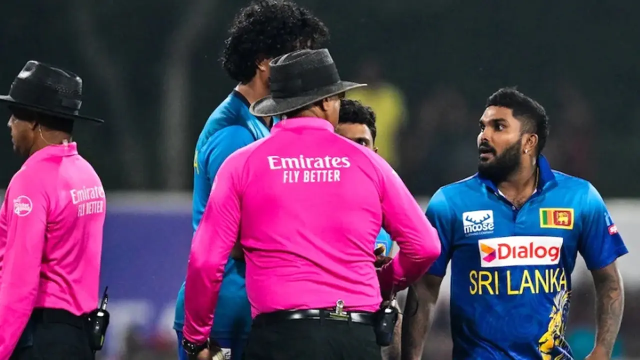 আম্পায়ারকে অন্য চাকরি করতে বললেন ক্ষুব্ধ হাসারাঙ্গা
