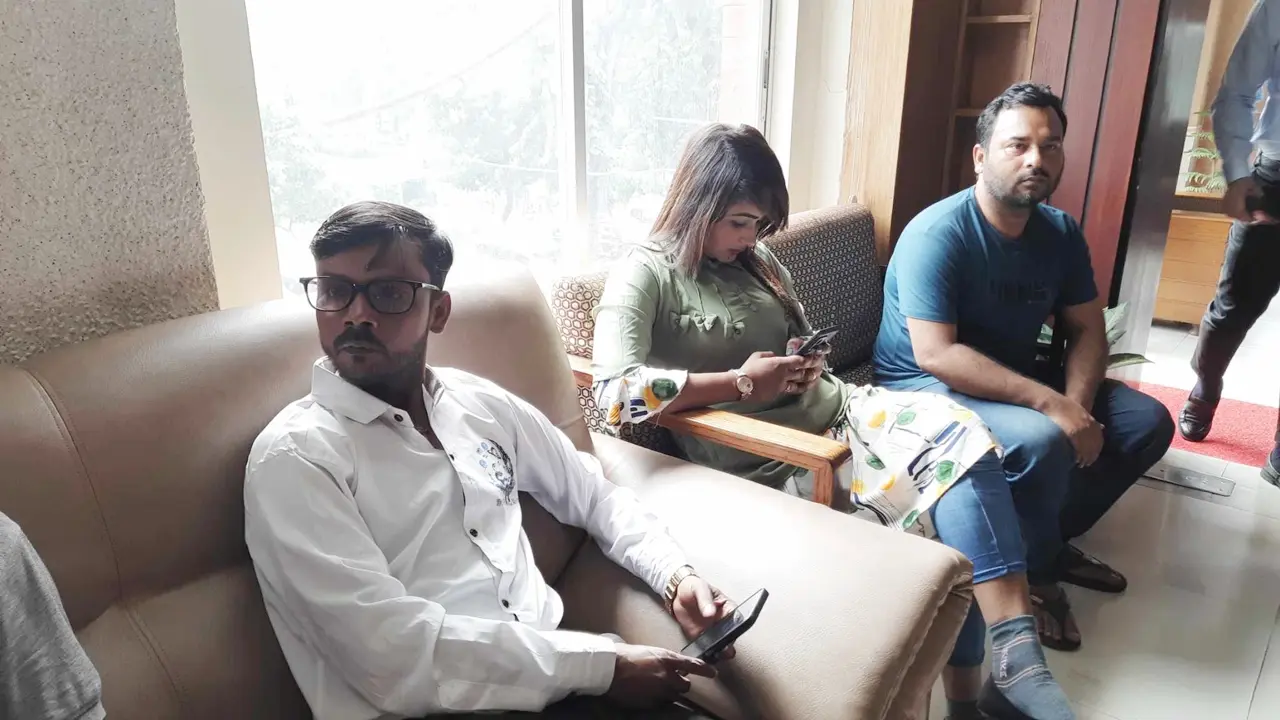 বইমেলায় দুয়োধ্বনি-উত্ত্যক্তের অভিযোগ নিয়ে ডিবি কার্যালয়ে হিরো আলম