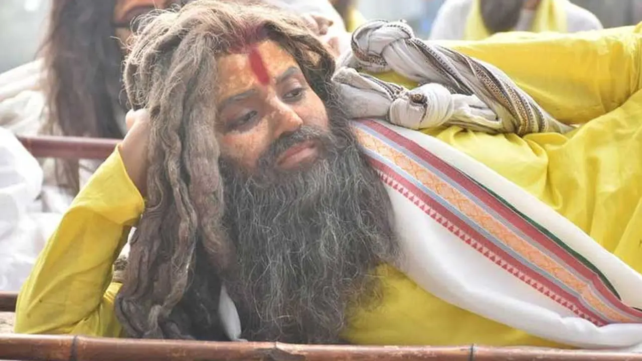 জলজ্যান্ত সন্ন্যাসী! চিনতে পারছেন অভিনেত্রীকে?