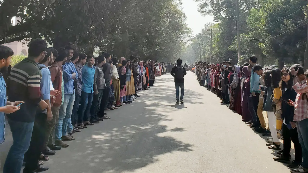 জাবিতে গৃহবধূকে দলবেঁধে ধর্ষণ, জড়িতদের সর্বোচ্চ শাস্তি দাবি