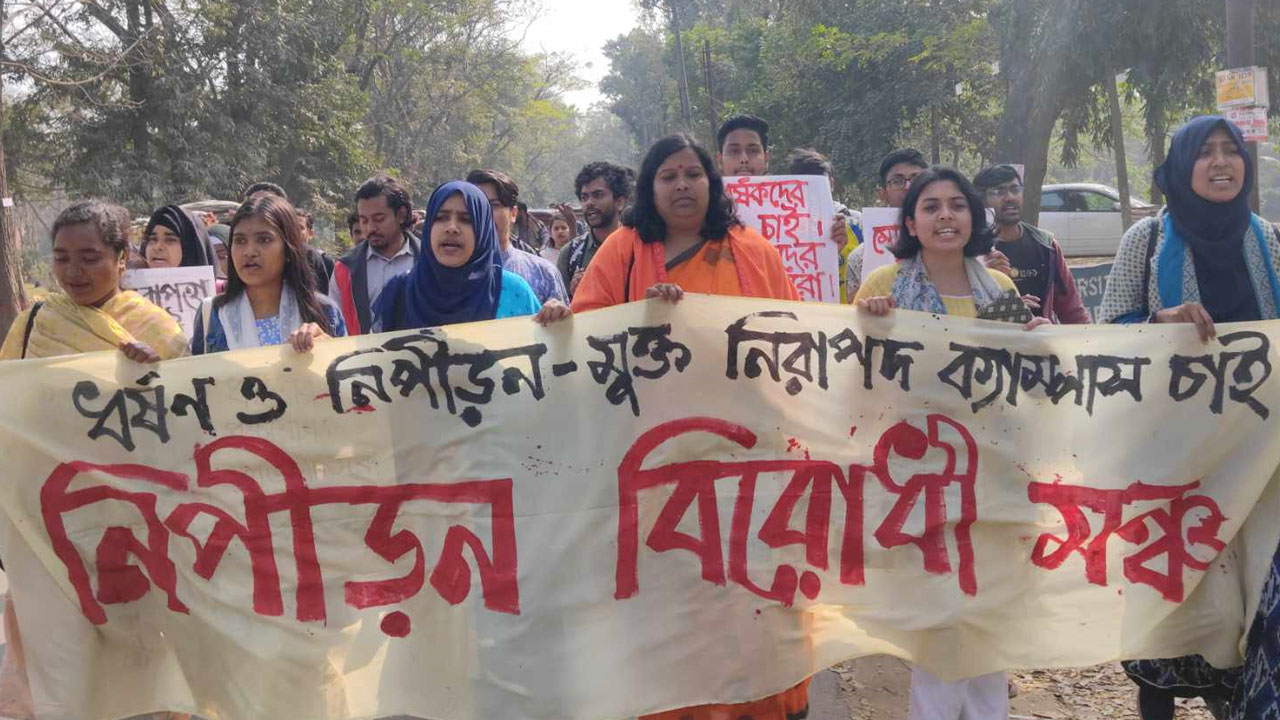 ছাত্রলীগ নেতার ধর্ষণকাণ্ড : চতুর্থ দিনেও উত্তাল জাবি ক্যাম্পাস
