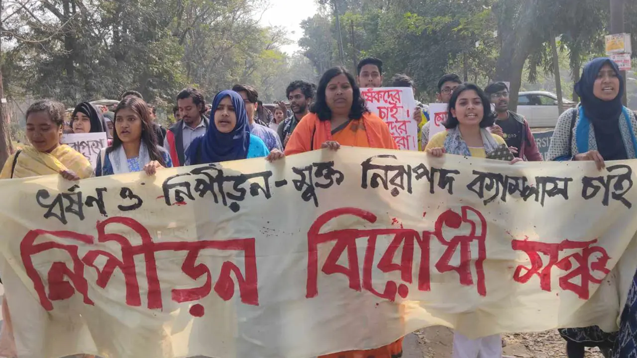 ছাত্রলীগ নেতার ধর্ষণকাণ্ড : চতুর্থ দিনেও উত্তাল জাবি ক্যাম্পাস