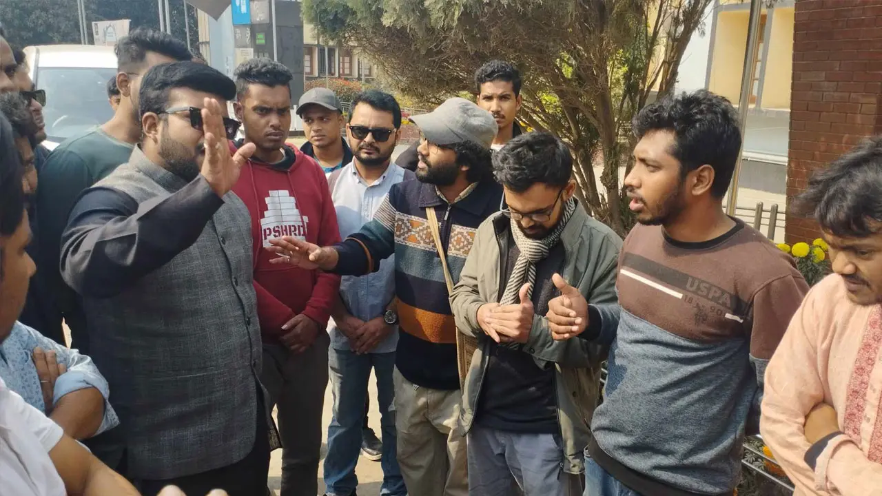 জাহাঙ্গীরনগরে ধর্ষণের ঘটনায় বিক্ষোভ মিছিলে ছাত্রলীগের বাধা